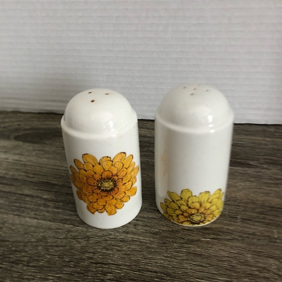 Vtg Floral Ceramic Salt and Pepper Shakers - Picture 3 of 13